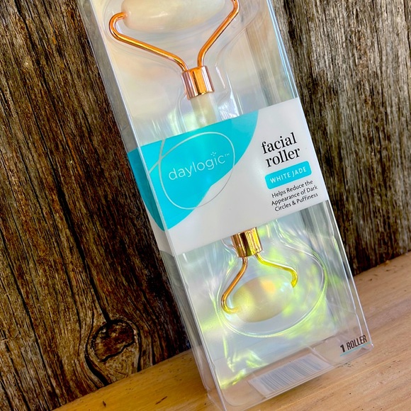 NWT White Jade Facial Roller 🌸 Helps Reduce the Appearance of Dark Circles - Picture 1 of 5